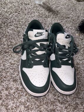 Nike Kids White and Dark Green Low-Top Sneakers